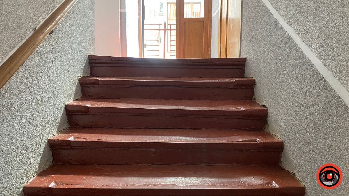 Прибрали: сходи у Коломийській ратуші вже чисті 5