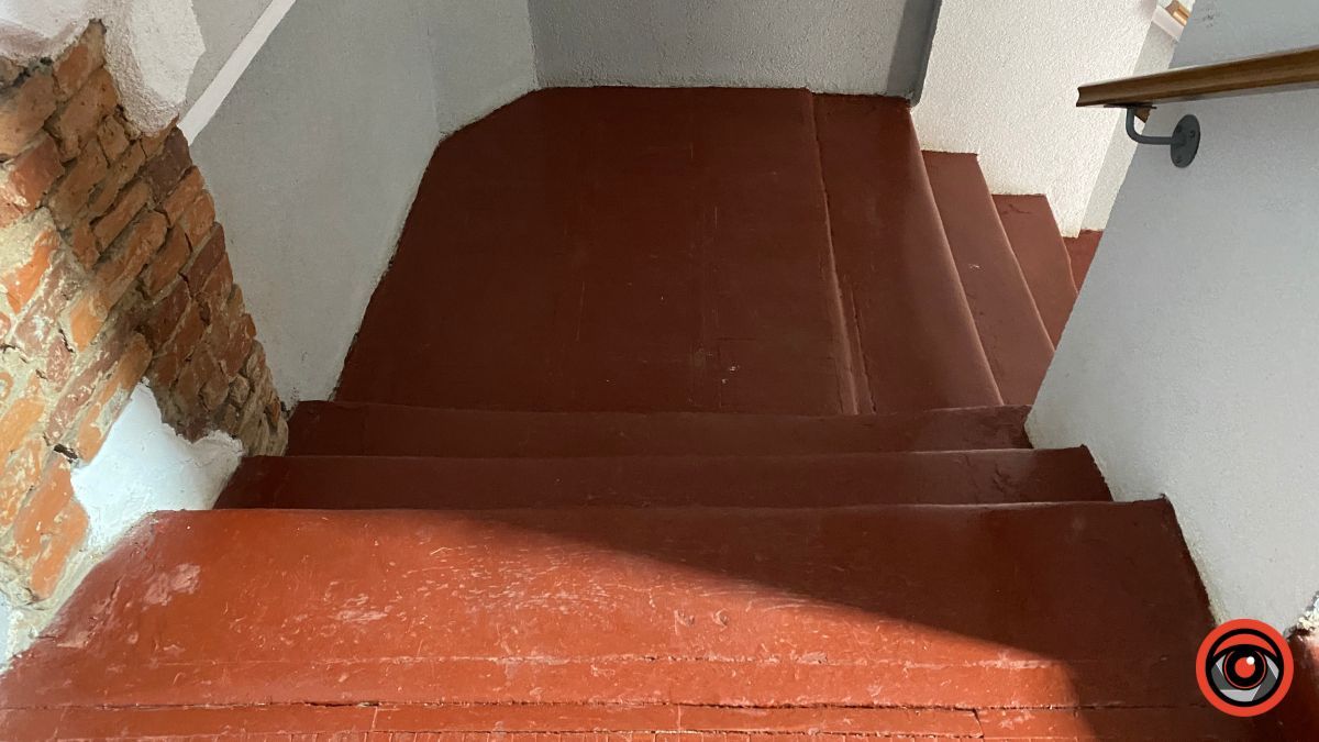 Прибрали: сходи у Коломийській ратуші вже чисті 3