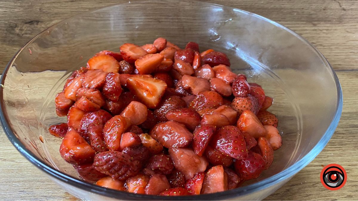 Смачний літній десерт: тірамісу з полуницею 10