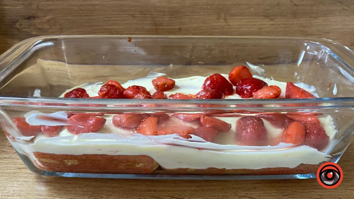 Смачний літній десерт: тірамісу з полуницею 13