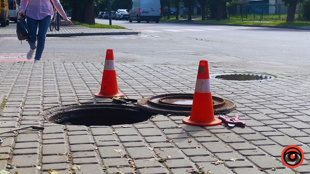 На тротуарах по вулиці Січових Стрільців відчинені люки: причина