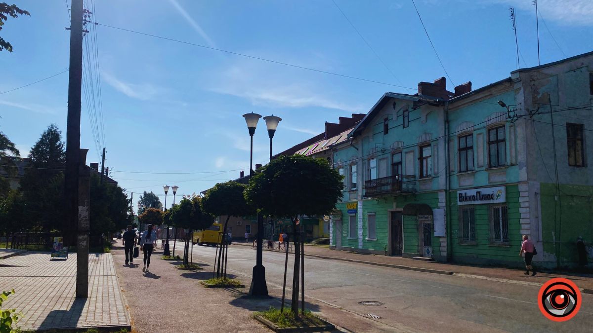 У пошуках прохолодного закутка на проспекті Грушевського 8