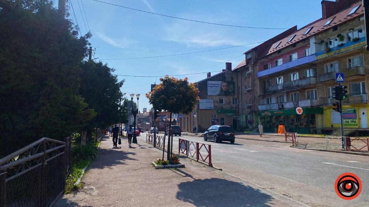 У пошуках прохолодного закутка на проспекті Грушевського 9