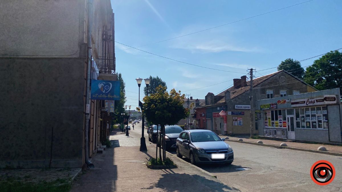 У пошуках прохолодного закутка на проспекті Грушевського 10