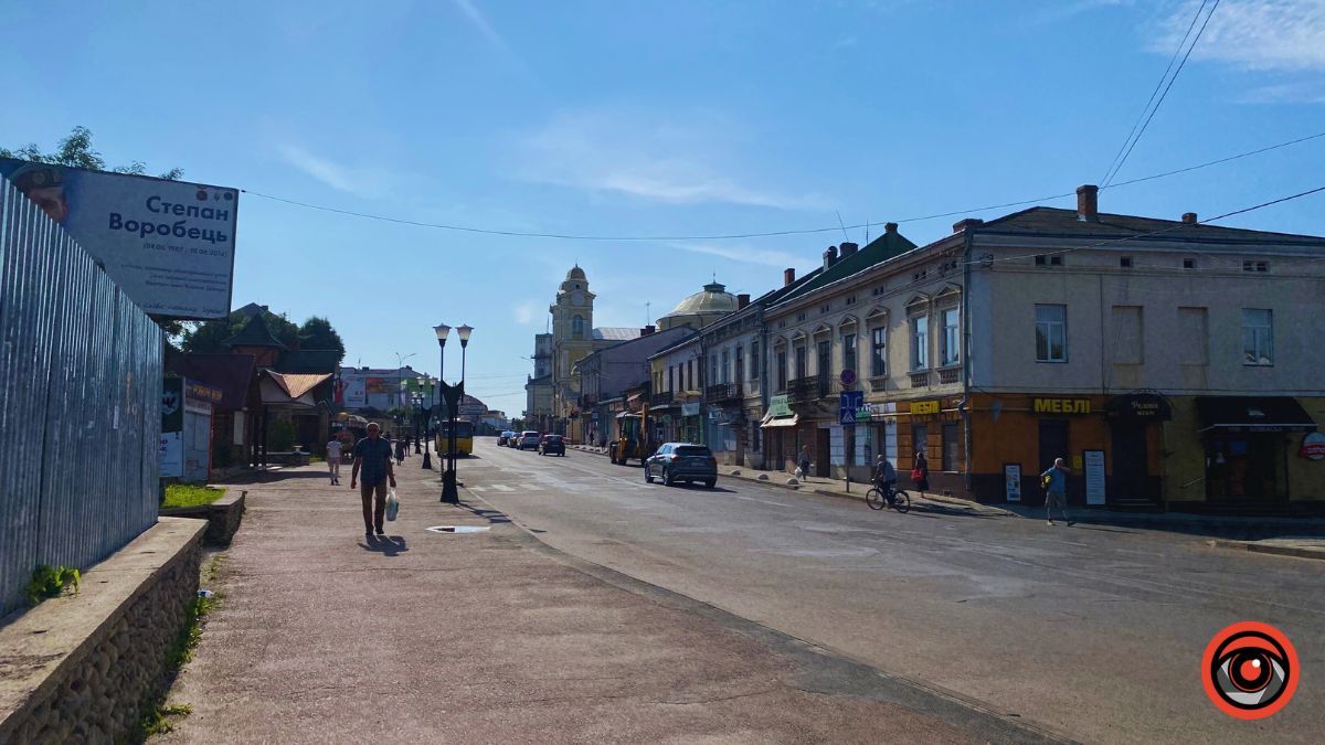 У пошуках прохолодного закутка на проспекті Грушевського 12