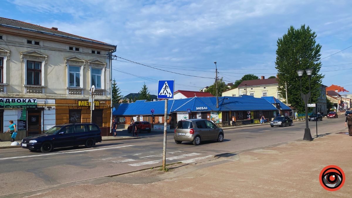 У пошуках прохолодного закутка на проспекті Грушевського 13