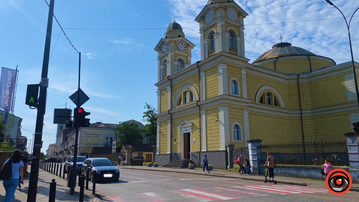 У пошуках прохолодного закутка на проспекті Грушевського 14