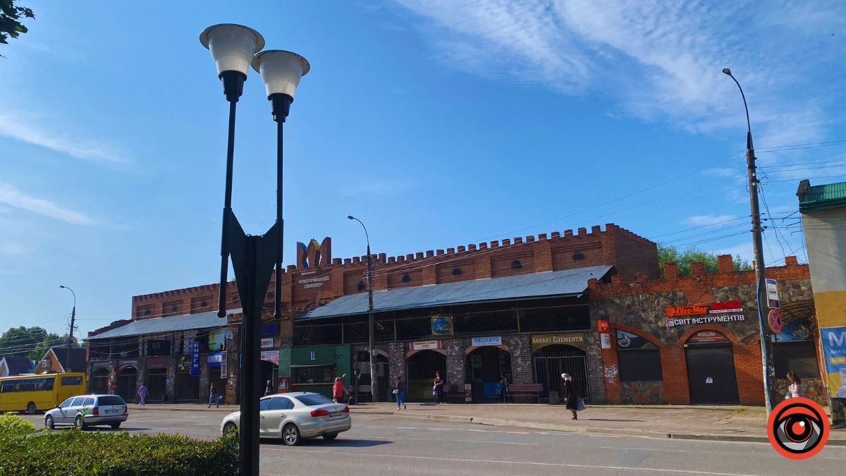 У пошуках прохолодного закутка на проспекті Грушевського 2