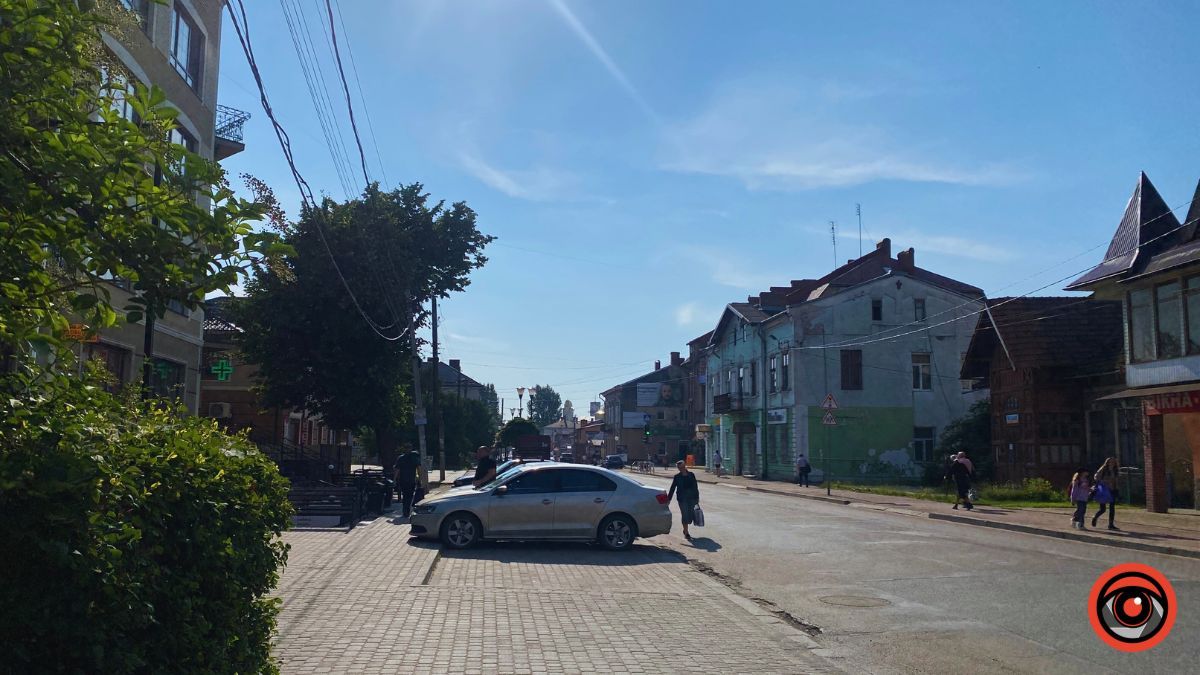 У пошуках прохолодного закутка на проспекті Грушевського 7