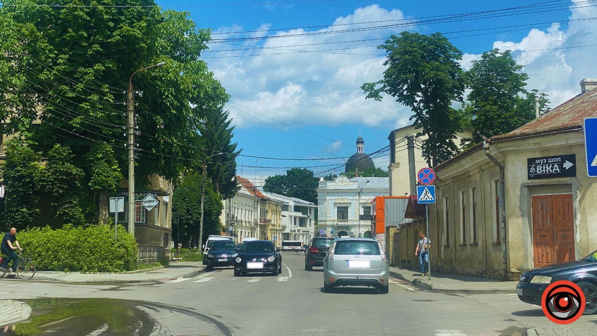 У Коломиї на вулиці Шевченка водії завжди паркуються з порушеннями 2