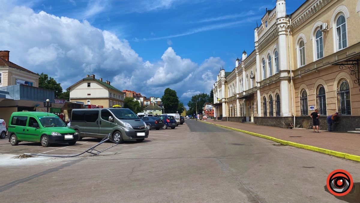 Що трапилося із вказівником на вокзалі в Коломиї