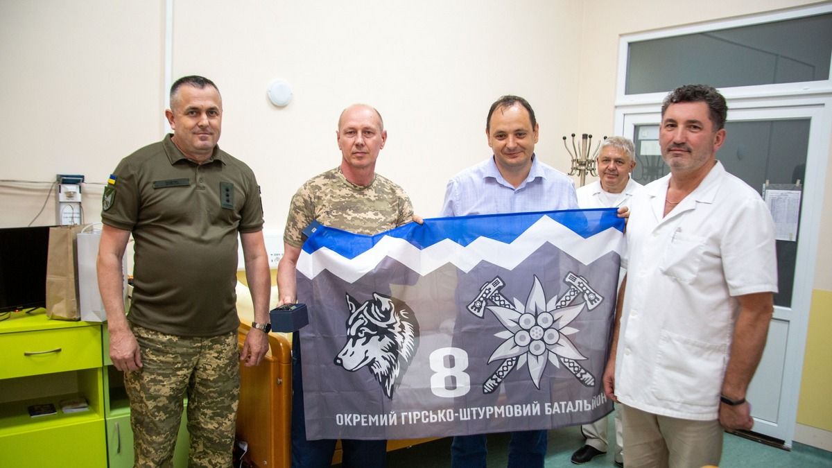 Залужний нагородив бойового медика 10 окремої гірсько-штурмової бригади "Едельвейс" 3