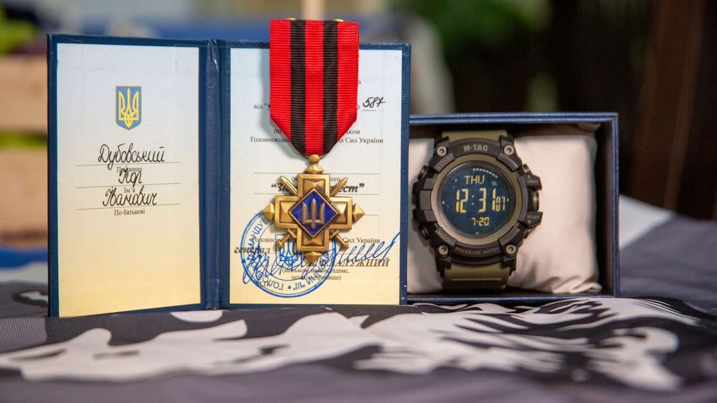 Залужний нагородив бойового медика 10 окремої гірсько-штурмової бригади "Едельвейс" 2