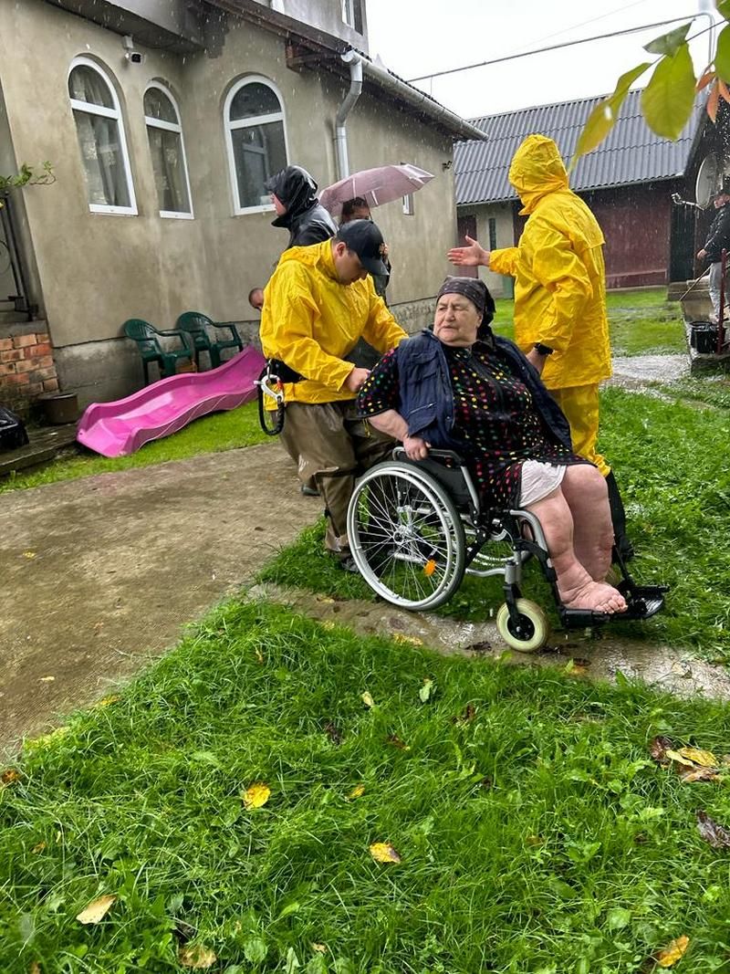 У Мишині та Печеніжині рятувальники евакуйовували людей із підтоплених осель 4