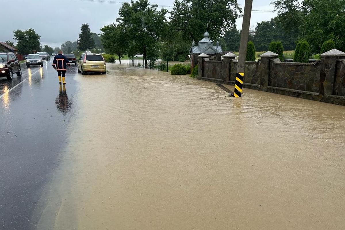 У Мишині та Печеніжині рятувальники евакуйовували людей із підтоплених осель 2