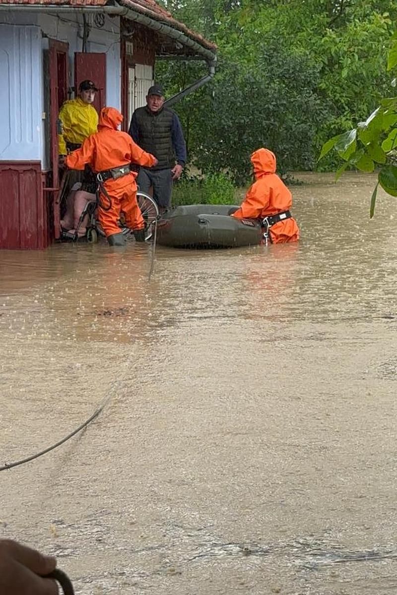 У Мишині та Печеніжині рятувальники евакуйовували людей із підтоплених осель 6