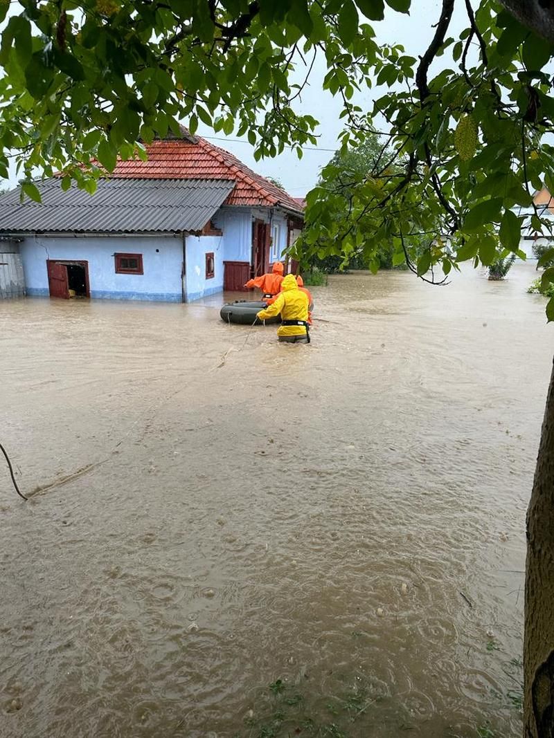 У Мишині та Печеніжині рятувальники евакуйовували людей із підтоплених осель 5
