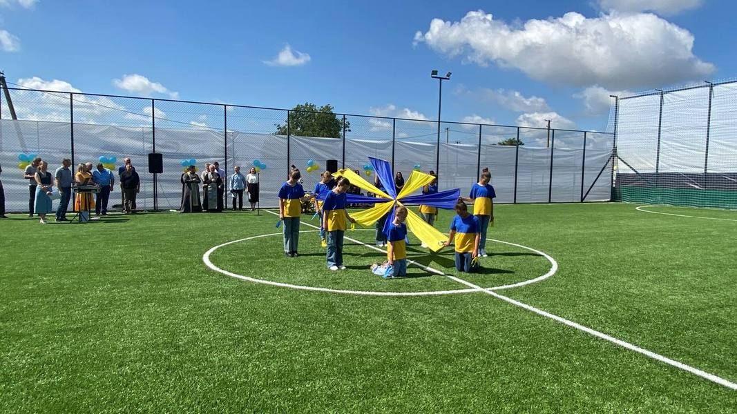 На Городенківщині батьки загиблого Героя спорудили новий спортивний майданчик 3