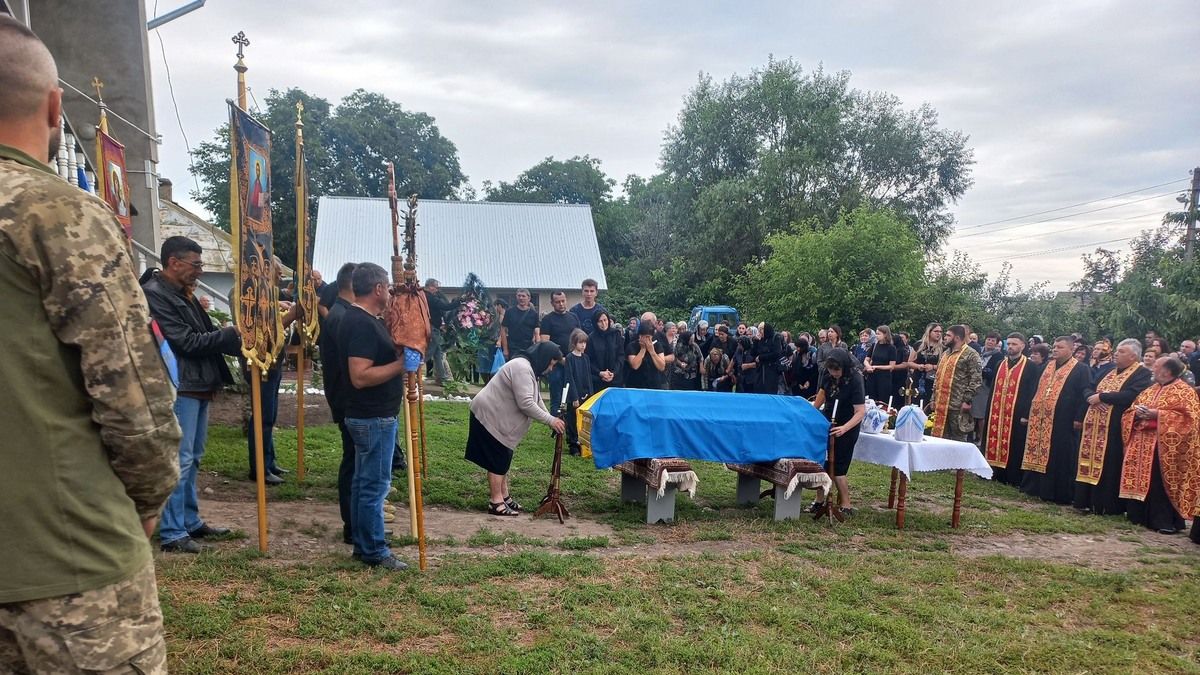 Гвіздецька громада провела в останню дорогу загиблого лейтенанта Василя Стефанського