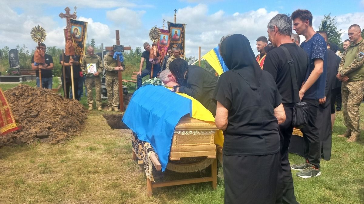 Гвіздецька громада провела в останню дорогу загиблого лейтенанта Василя Стефанського 1