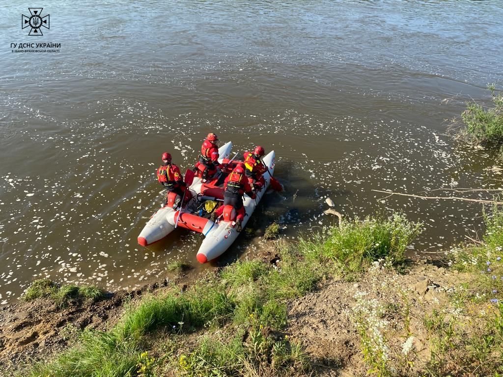 Рятувальники майже добу шукають дівчинку, яка стрибнула у Дністер і зникла 1