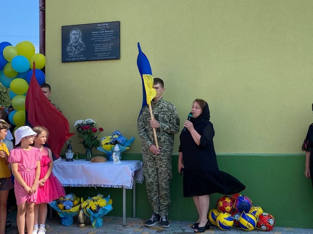 На Городенківщині батьки загиблого Героя спорудили новий спортивний майданчик 5