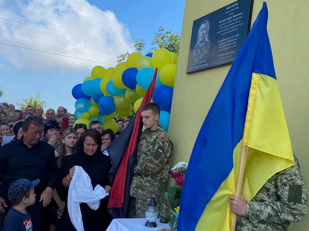 На Городенківщині батьки загиблого Героя спорудили новий спортивний майданчик 8