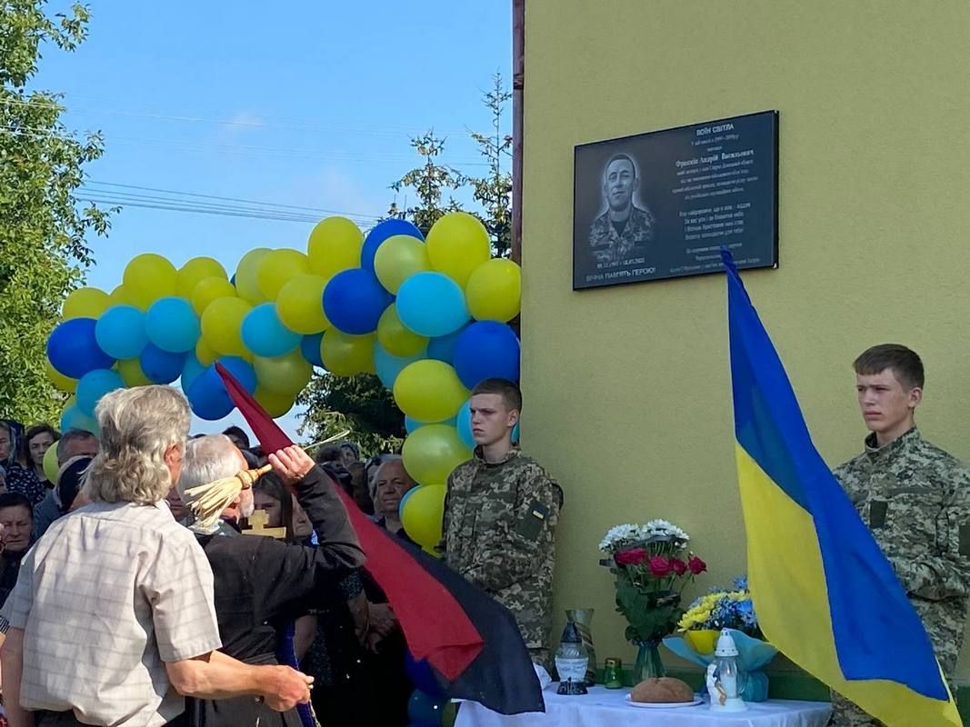 На Городенківщині батьки загиблого Героя спорудили новий спортивний майданчик 10