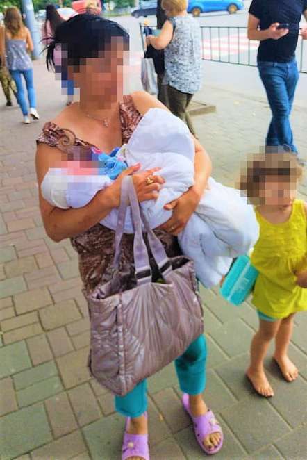 На Надвірнянщині жінка викрала в багатодітньої матері дітей 1