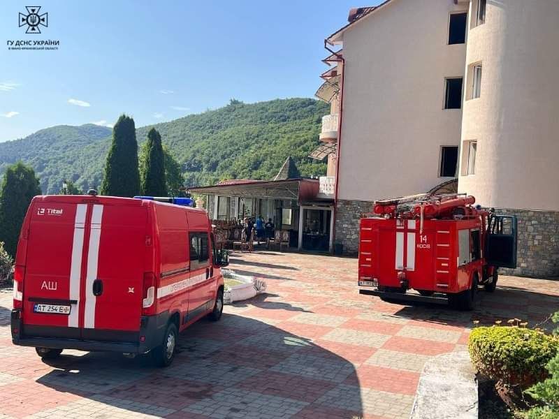 У Косові горів туристичний комплекс, де перебувало 30 людей
