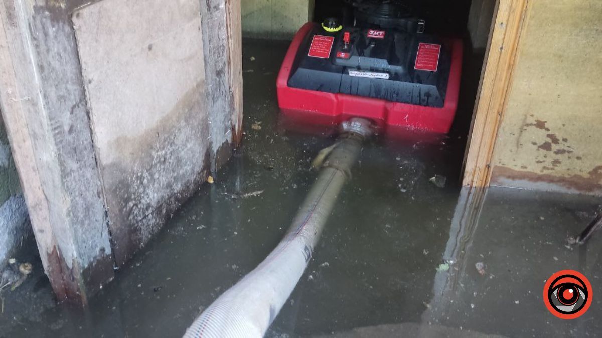 У Коломиї рятувальники допомагають викачувати воду з будинків 1