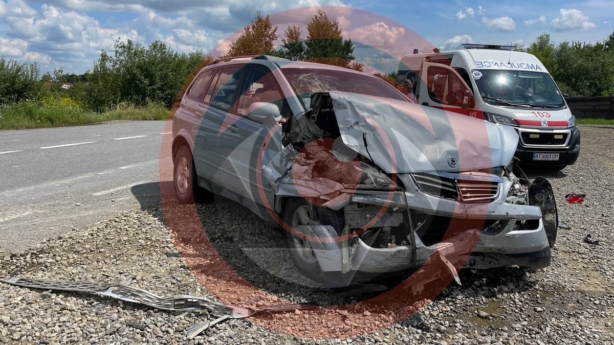 ДТП на об’їзній під Коломиєю: стукнулись "Mercedes" та "SsangYong" 2