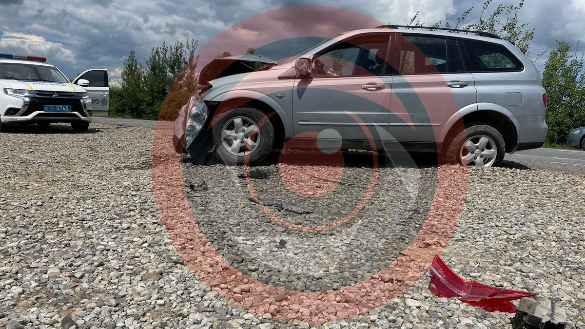 ДТП на об’їзній під Коломиєю: стукнулись "Mercedes" та "SsangYong" 3