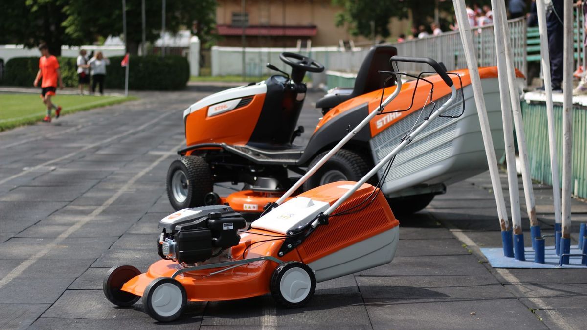 Скільки коштував садовий трактор, яким коситимуть футбольні поля у Коломийській ТГ