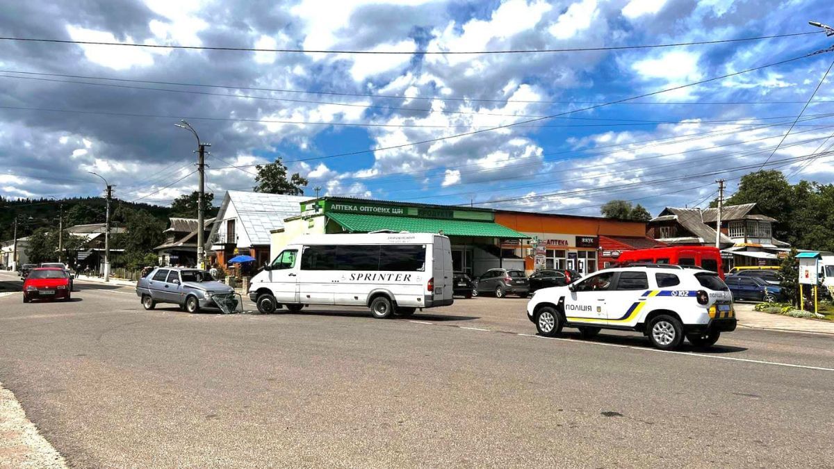 ДТП на Надвірнянщині: постраждало двоє людей 1