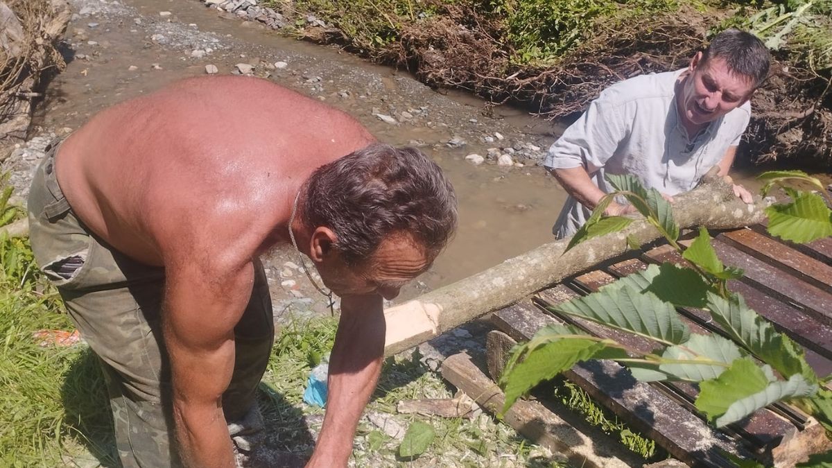 На Коломийщині після негоди відновлюють криївку 2