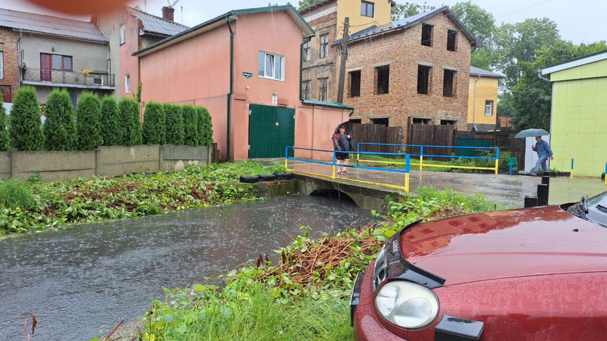 У Коломиї річка Млинівка вийшла з берегів | ВІДЕО 3