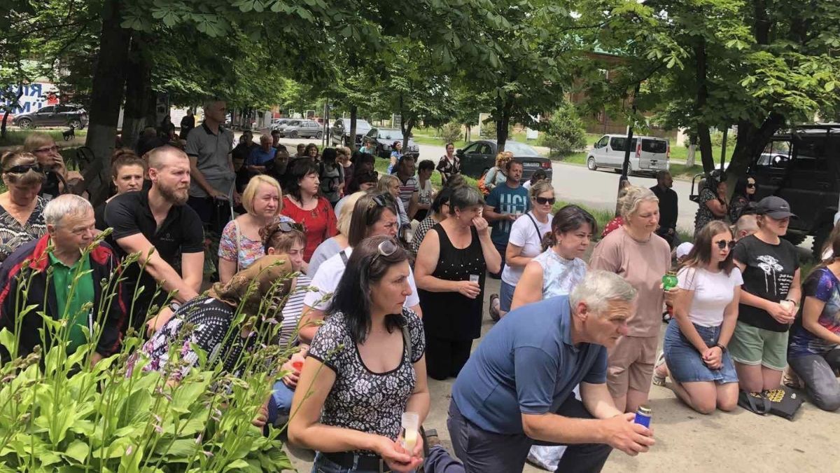 Верховинська громада провела в останню дорогу Героя Миколу Будзановича 6