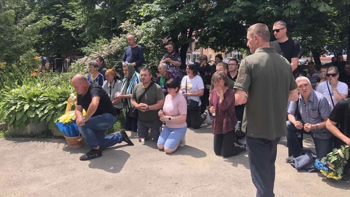 Верховинська громада провела в останню дорогу Героя Миколу Будзановича 5