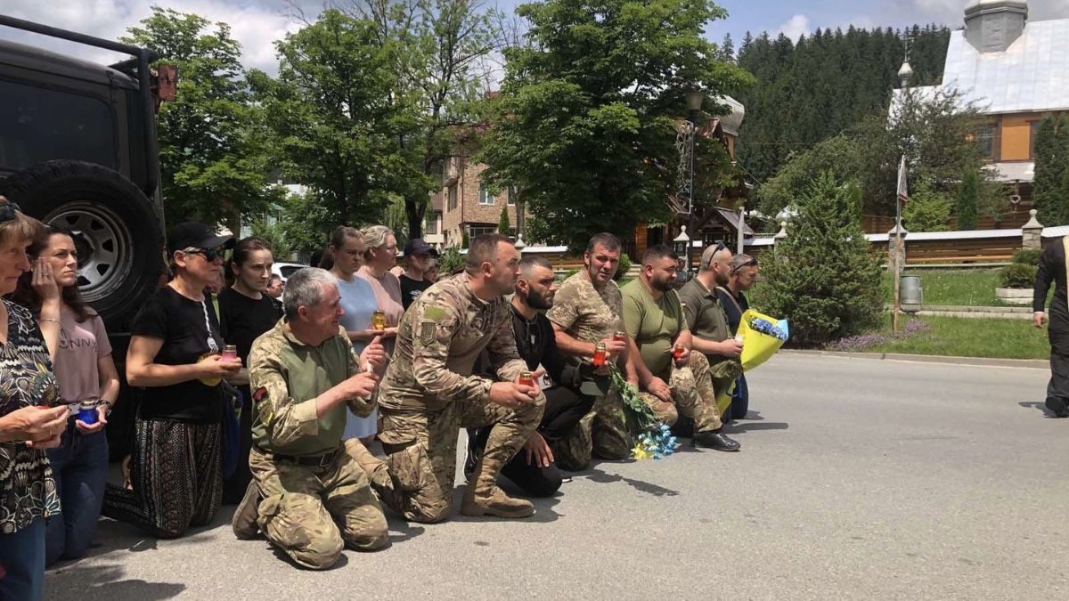 Верховинська громада провела в останню дорогу Героя Миколу Будзановича 4
