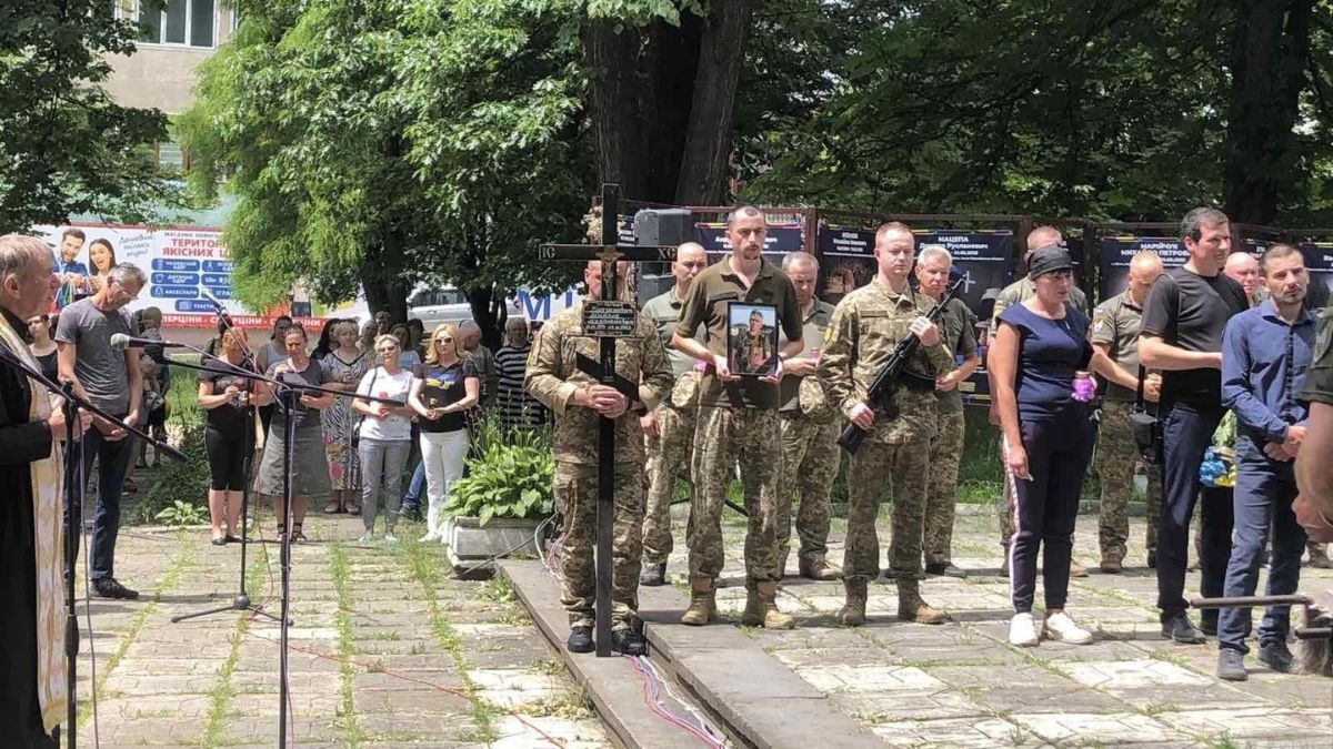 Верховинська громада провела в останню дорогу Героя Миколу Будзановича 3