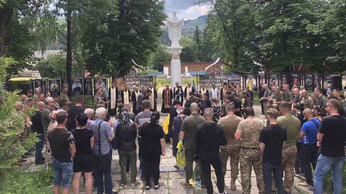 Верховинська громада провела в останню дорогу Героя Миколу Будзановича 1