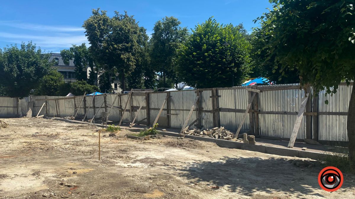 На площі біля Писанки у рамках реконструкції зрізали два дерева 3