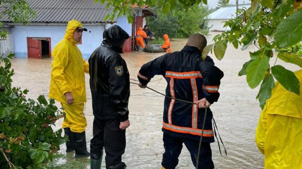 На Прикарпатті поліція допомагає ліквідовувати наслідки негоди 5