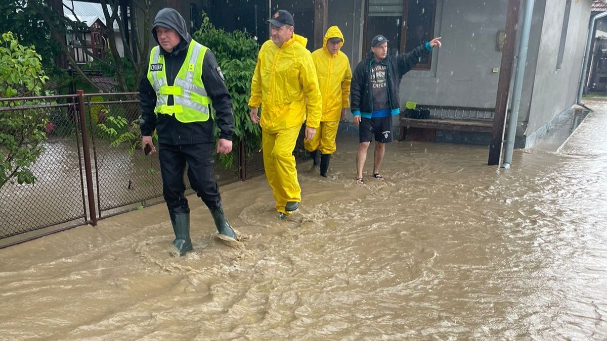 На Прикарпатті поліція допомагає ліквідовувати наслідки негоди 4