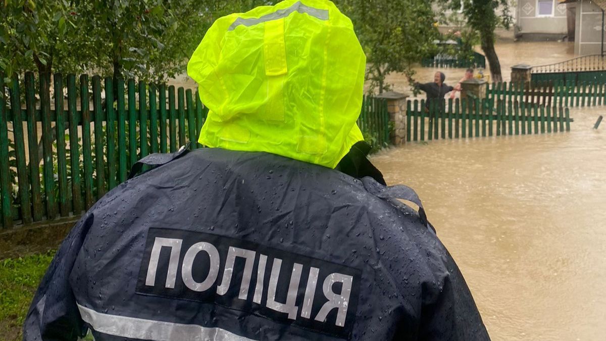 На Прикарпатті поліція допомагає ліквідовувати наслідки негоди 3