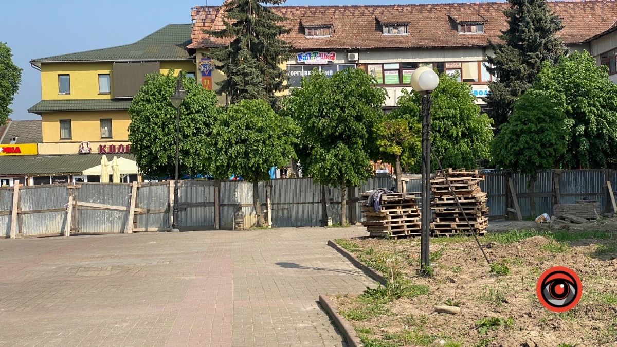 На площі біля Писанки у рамках реконструкції зрізали два дерева 4