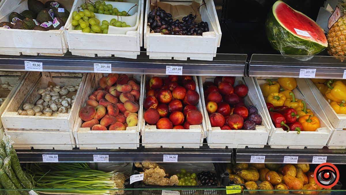 Скільки вартують сезонні фрукти на коломийському базарі 10