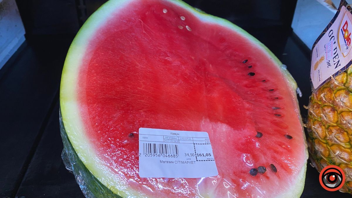 Скільки вартують сезонні фрукти на коломийському базарі 11