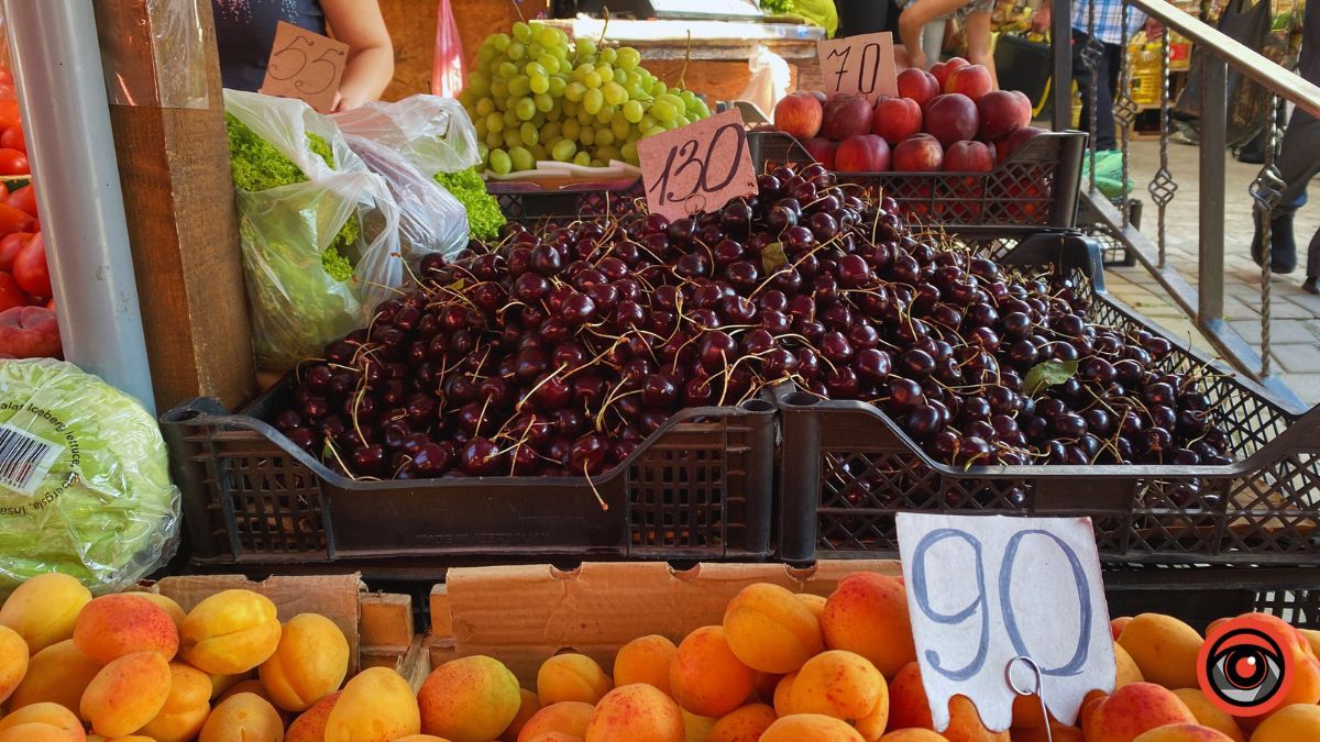 Скільки вартують сезонні фрукти на коломийському базарі 3